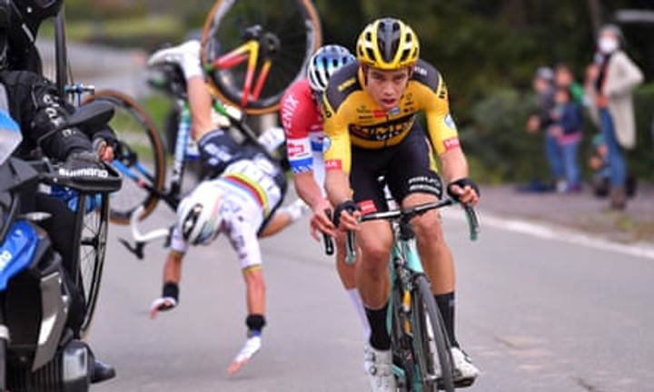 Alaphilippe bojoval o víťazstvo, no zlomila ho motorka